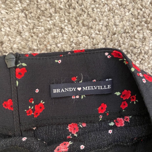 BRANDY MELVILLE BALCK SKIRT WITH ROSES - Picture 4 of 4